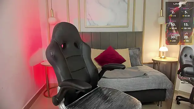 Holly madison  online show from April 14, 1:49 pm