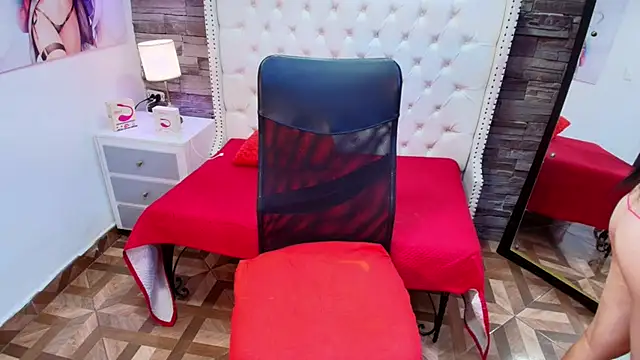 Snapshot of TRINY_TS chatting on October 31, 9:32 pm TRINY TS online show from October 31, 9:32 pm