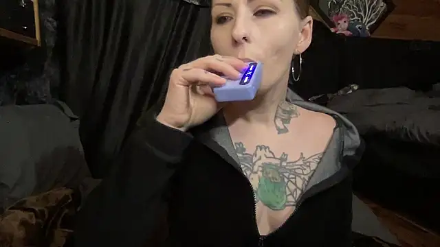 Snapshot of TeenyDoll chatting on December 20, 3:31 am TeenyDoll online show from December 20, 3:31 am