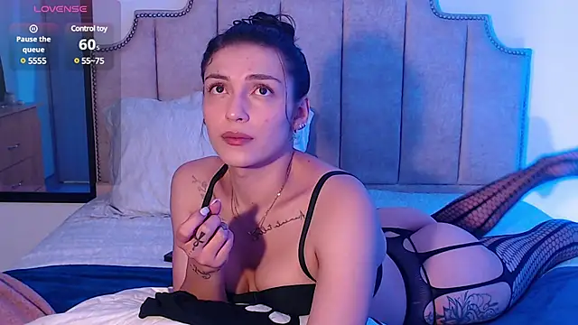 Snapshot of EricaVanderhill chatting on March 13, 12:27 am EricaVanderhill online show from March 13, 12:27 am