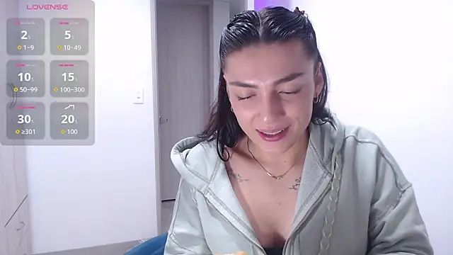 Snapshot of EricaVanderhill chatting on October 22, 12:54 am EricaVanderhill online show from October 22, 12:54 am