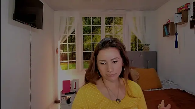 vanessabrown  online show from May 3, 2:53 pm