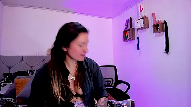 vanessabrown  online show from October 3, 1:56 pm