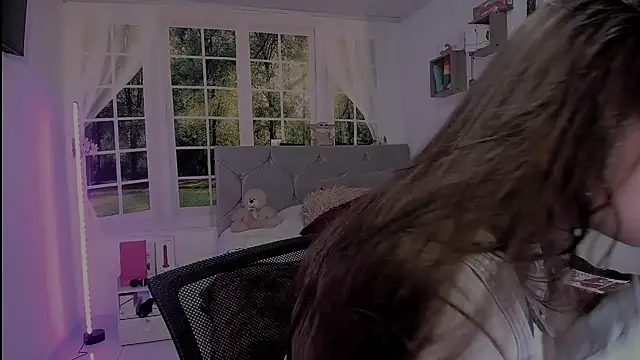 vanessabrown  online show from April 4, 12:56 pm