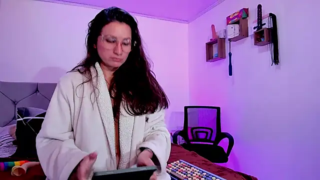 vanessabrown  online show from November 6, 2:15 am