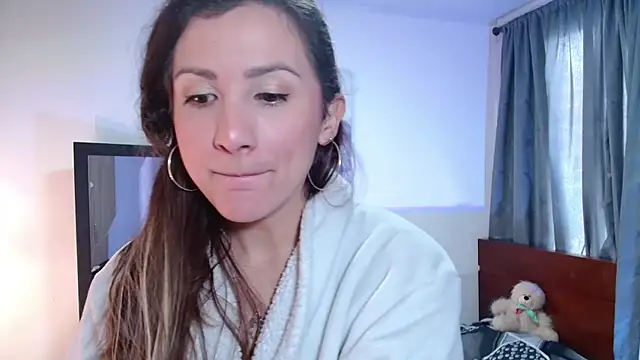 vanessabrown  online show from March 18, 1:44 pm