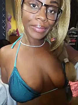 Snapshot of lollycoco chatting on August 3, 9:15 am lollycoco online show from August 3, 9:15 am