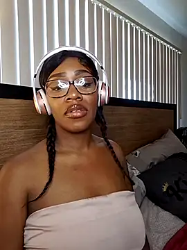 lollycoco online show from December 3, 8:30 pm