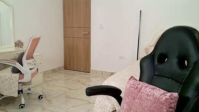 Snapshot of Sensualtease chatting on June 17, 9:03 pm Sensualtease online show from June 17, 9:03 pm