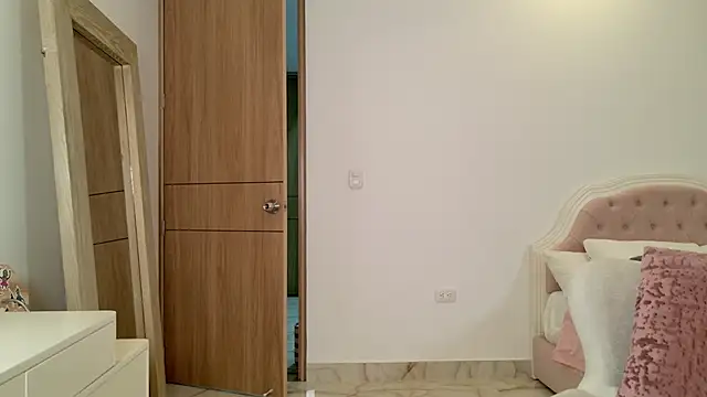 Snapshot of Sensualtease chatting on January 6, 2:37 am Sensualtease online show from January 6, 2:37 am