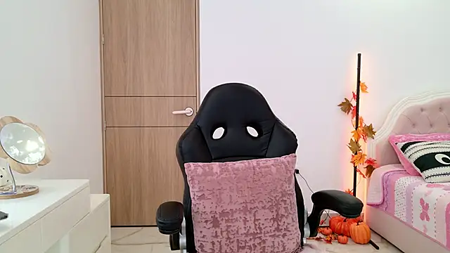 Snapshot of Sensualtease chatting on October 18, 10:23 pm Sensualtease online show from October 18, 10:23 pm