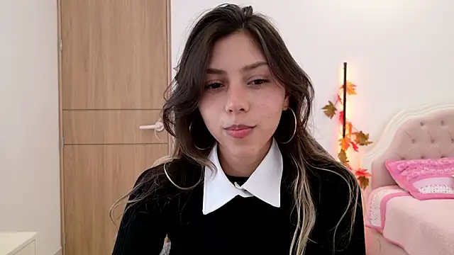Snapshot of Sensualtease chatting on October 4, 1:29 am Sensualtease online show from October 4, 1:29 am
