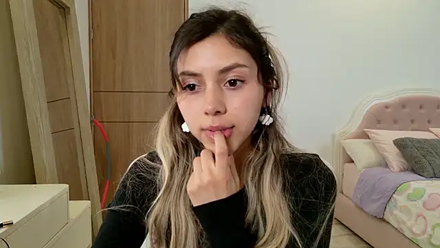 Snapshot of Sensualtease chatting on February 5, 1:47 am Sensualtease online show from February 5, 1:47 am