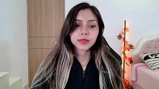Snapshot of Sensualtease chatting on October 1, 1:00 am Sensualtease online show from October 1, 1:00 am