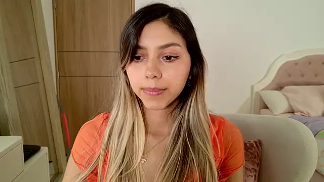 Snapshot of Sensualtease chatting on February 7, 11:55 pm Sensualtease online show from February 7, 11:55 pm