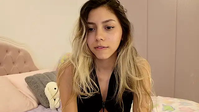 Snapshot of Sensualtease chatting on February 14, 4:58 am Sensualtease online show from February 14, 4:58 am