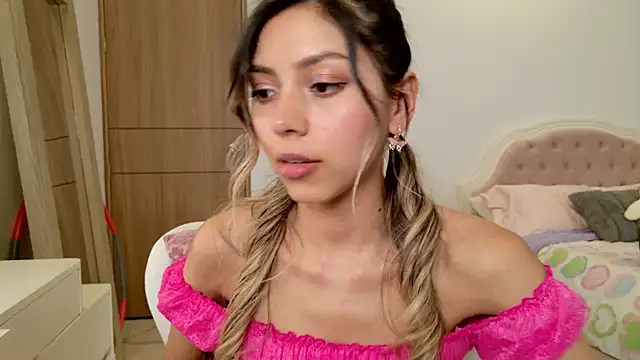 Snapshot of Sensualtease chatting on January 25, 1:32 am Sensualtease online show from January 25, 1:32 am