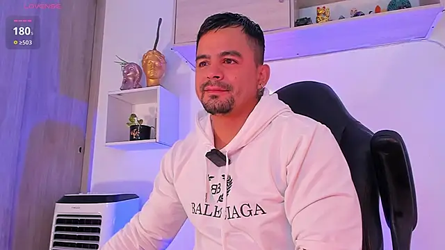 Snapshot of Ricardo_1998 chatting on October 17, 9:01 am Ricardo 1998 online show from October 17, 9:01 am