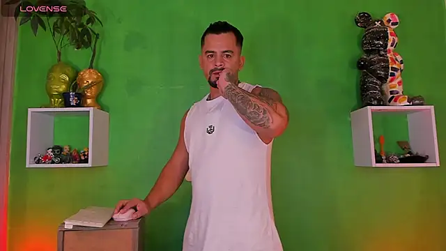 Snapshot of Ricardo_1998 chatting on November 13, 1:42 am Ricardo 1998 online show from November 13, 1:42 am