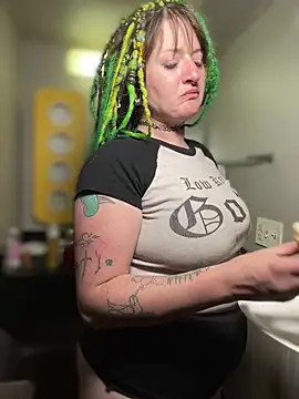 Snapshot of 1-800-FUCKYOU chatting on October 30, 6:01 am 1-800-FUCKYOU online show from October 30, 6:01 am