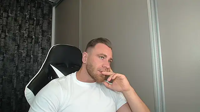 Snapshot of Thori92 chatting on July 5, 4:14 pm Thori92 online show from July 5, 4:14 pm