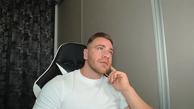 Snapshot of Thori92 chatting on July 18, 7:44 pm Thori92 online show from July 18, 7:44 pm