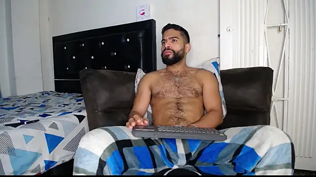 Snapshot of sweatyhairypig23 chatting on March 13, 1:43 am sweatyhairypig23 online show from March 13, 1:43 am