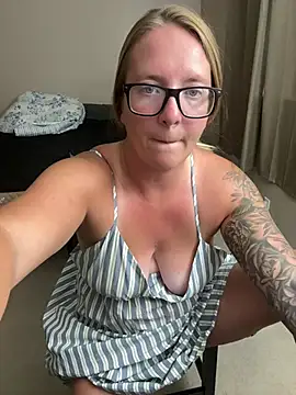 Snapshot of Lizzyloo chatting on July 15, 12:39 am Lizzyloo online show from July 15, 12:39 am