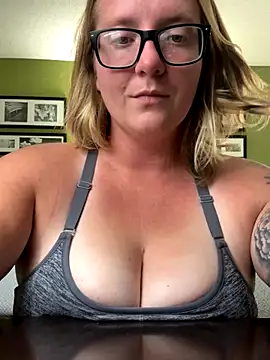 Snapshot of Lizzyloo chatting on September 9, 11:03 pm Lizzyloo online show from September 9, 11:03 pm