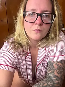 Snapshot of Lizzyloo chatting on November 20, 1:06 am Lizzyloo online show from November 20, 1:06 am