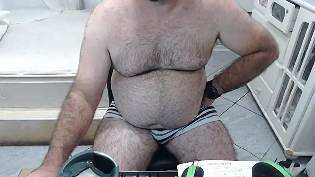 Snapshot of MysterBearMG chatting on February 6, 10:39 pm MysterBearMG online show from February 6, 10:39 pm