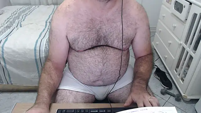 Snapshot of MysterBearMG chatting on February 23, 1:40 am MysterBearMG online show from February 23, 1:40 am