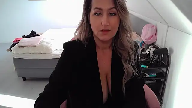 Snapshot of TessToy chatting on March 3, 3:43 pm TessToy online show from March 3, 3:43 pm