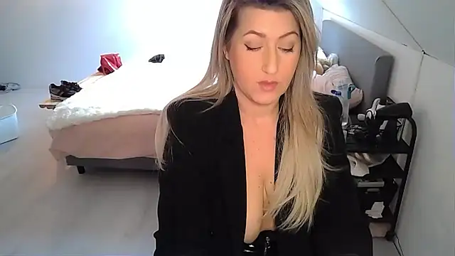 Snapshot of TessToy chatting on February 13, 8:38 am TessToy online show from February 13, 8:38 am