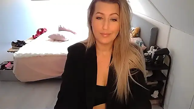 Snapshot of TessToy chatting on February 17, 9:46 am TessToy online show from February 17, 9:46 am