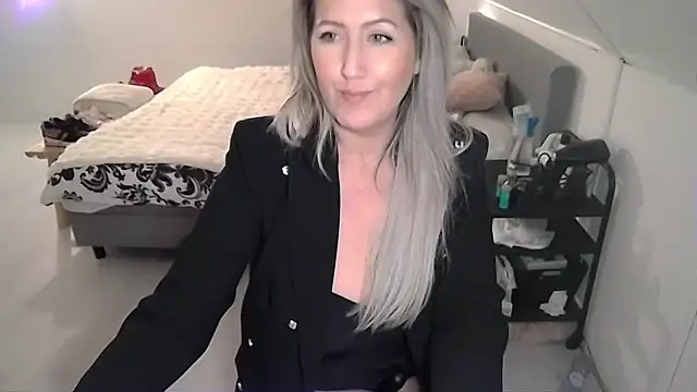 Snapshot of TessToy chatting on February 4, 6:27 pm TessToy online show from February 4, 6:27 pm