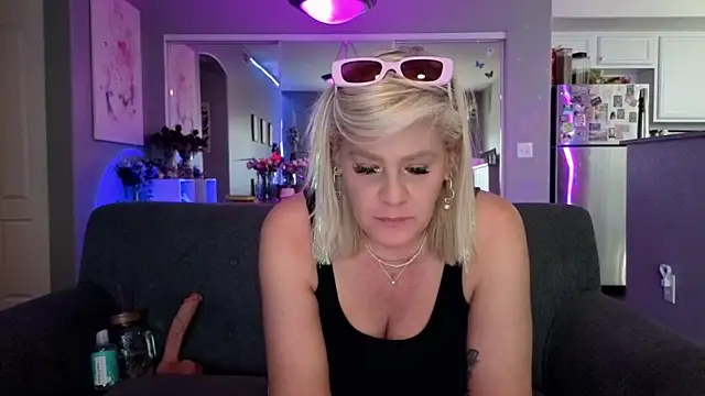 Snapshot of Lexi_Shocker chatting on May 19, 11:34 pm Lexi Shocker online show from May 19, 11:34 pm