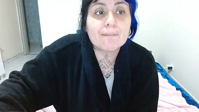 Snapshot of vaholiver chatting on May 29, 10:05 pm vaholiver online show from May 29, 10:05 pm