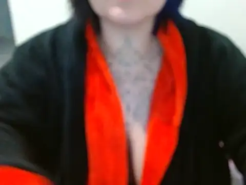 Snapshot of vaholiver chatting on May 13, 9:44 pm vaholiver online show from May 13, 9:44 pm