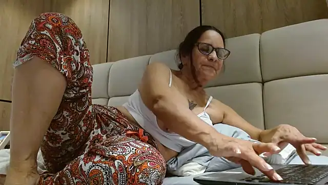 Snapshot of martha_mature chatting on February 19, 12:03 am martha mature online show from February 19, 12:03 am