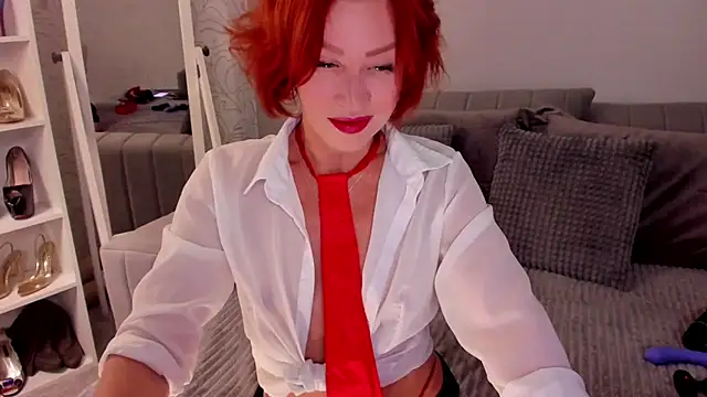 Snapshot of Jullia_Moor chatting on October 27, 1:17 am Jullia Moor online show from October 27, 1:17 am