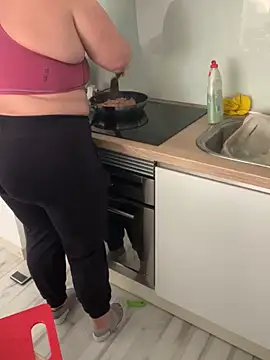 sweeti Em online show from April 14, 4:01 pm