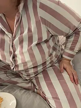 sweeti Em online show from March 13, 9:03 am