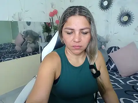 Snapshot of cum_bigass chatting on December 4, 12:15 pm cum bigass online show from December 4, 12:15 pm