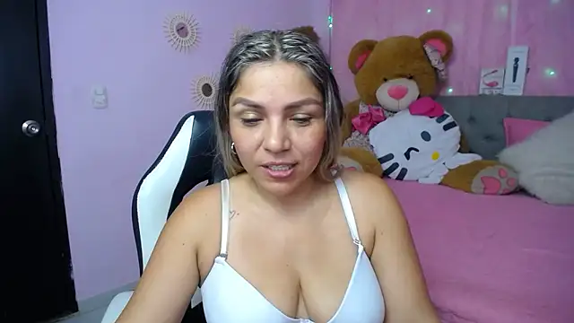 Snapshot of cum_bigass chatting on November 10, 12:32 pm cum bigass online show from November 10, 12:32 pm