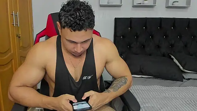Snapshot of tyler_hank01 chatting on June 6, 9:20 pm tyler hank01 online show from June 6, 9:20 pm