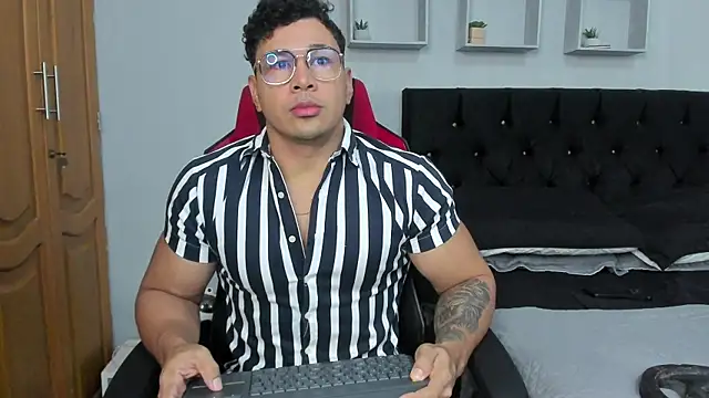 tyler hank01 online show from December 4, 11:20 am