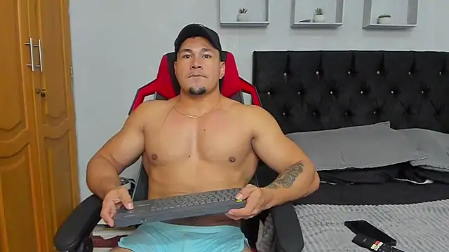 Snapshot of tyler_hank01 chatting on June 8, 8:20 pm tyler hank01 online show from June 8, 8:20 pm
