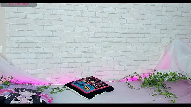 LinaKenny online show from March 4, 6:04 pm