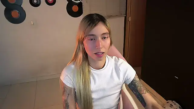 Saucy Jenn online show from May 24, 2:22 am